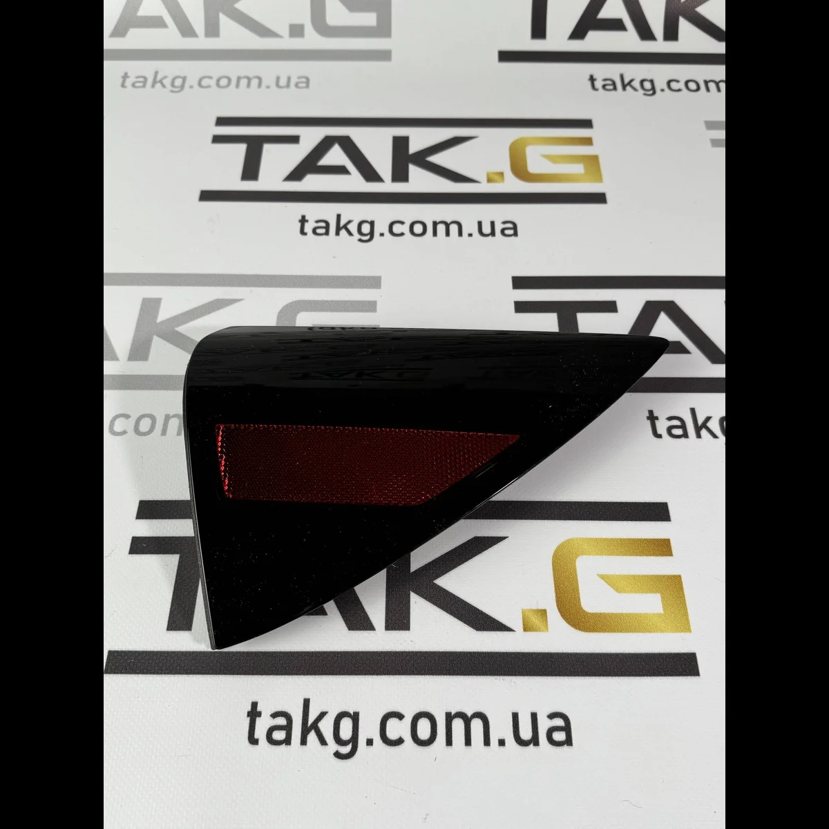 Катафот заднього ліхтаря правий