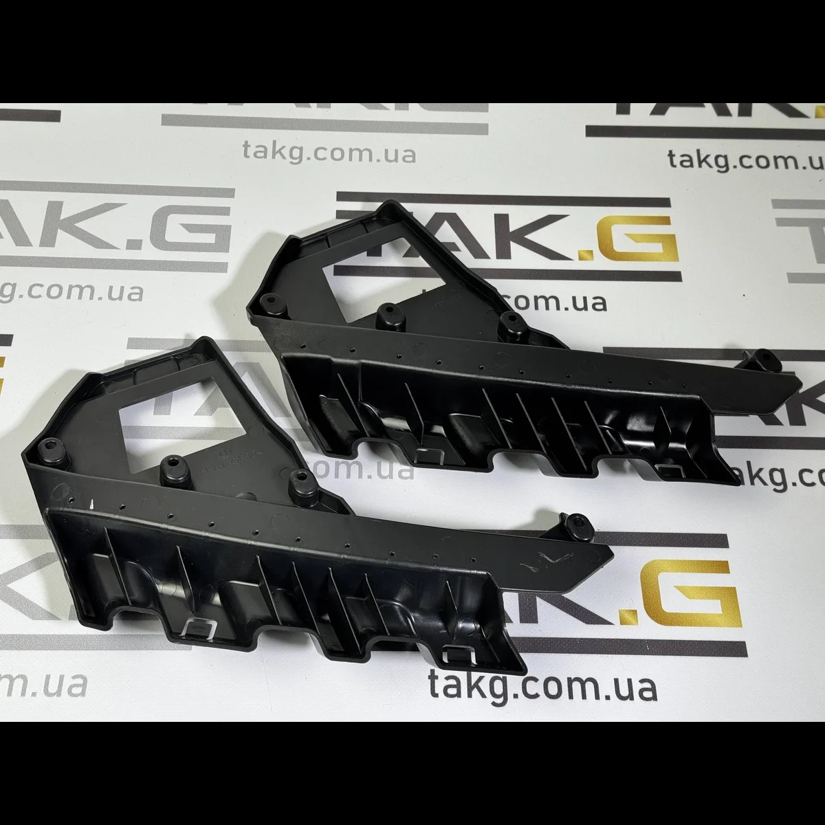 Кронштейн фари правий