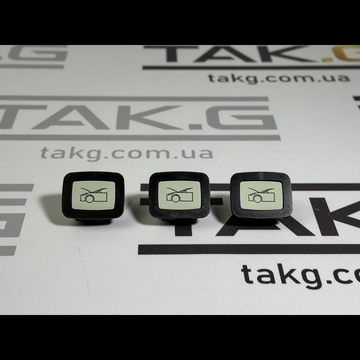 Кнопка аварійного відкриття капота